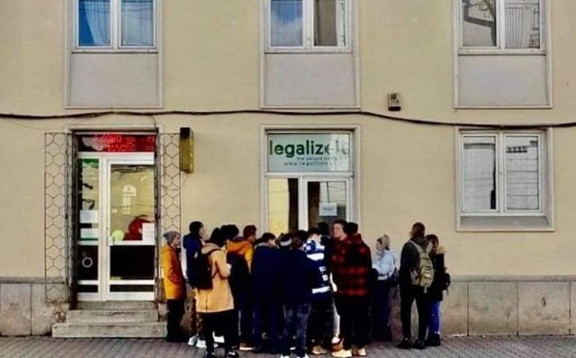 Coadă uriașă la deschiderea primului magazin cu produse pe bază de canabis din Cluj