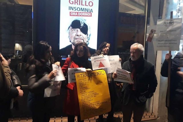 Beppe Grillo arriva a Roma con la maschera di se stesso