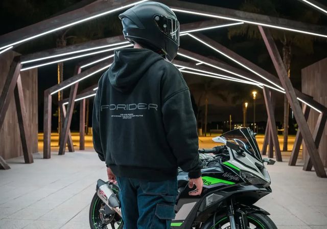 Jóvenes valencianos revolucionan la moda para motoristas urbanos