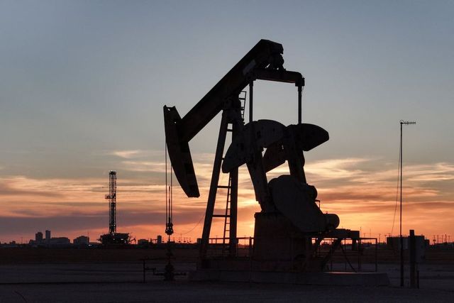 Los inversores huyen del riesgo y el petróleo se desboca con el ataque de Israel a Irán