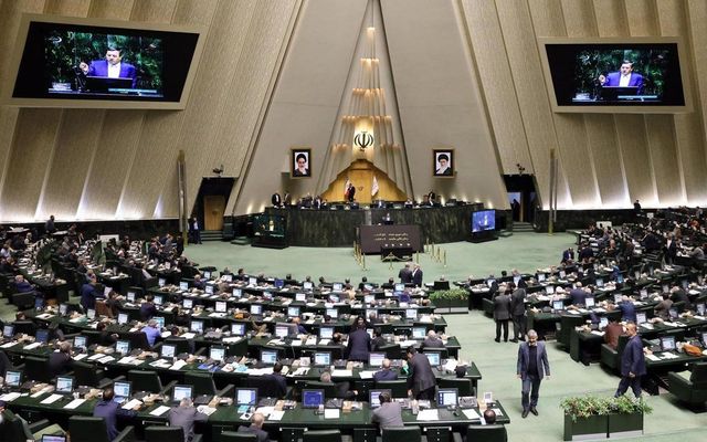 Parlamento iraniano, 'chiudere lo Stretto di Hormuz'