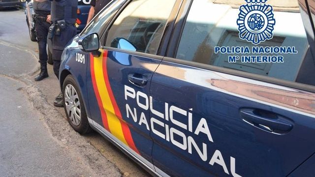 Tres jóvenes detenidos por intentar matar a golpes a otro en una playa de Valencia