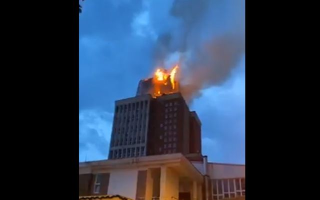 Incendiu uriaș la Reșița. Arde clădirea în care se află Consiliul Județean și Prefectura