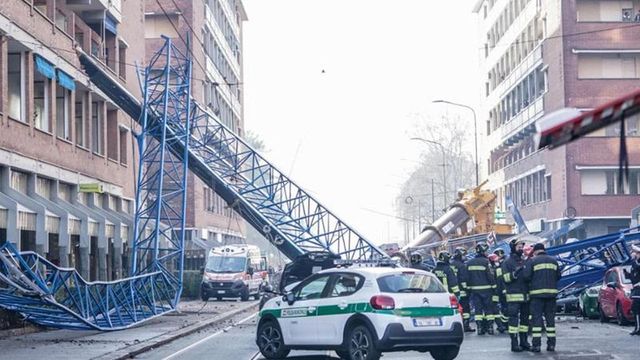 ++ Cade dal cestello della gru, morto un operaio a Torino ++