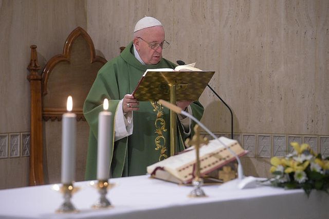 Mattarella a Bari assiste alla messa di Papa Francesco, le immagini