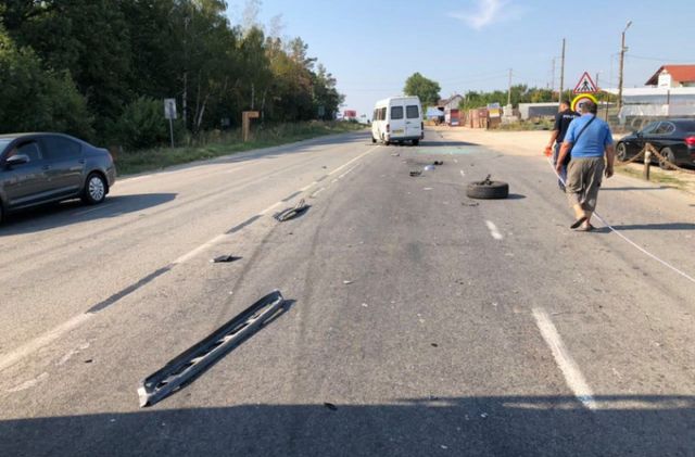 Accident grav pe șoseaua Balcani. Trei oameni au ajuns la spital, după ce microbuzul în care se aflau s-a lovit cu un automobil