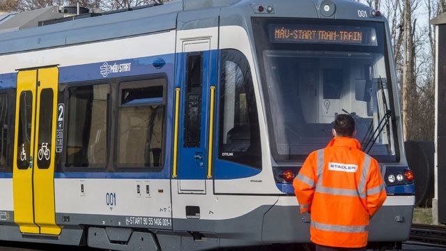 Elindult a tram-train, Palkovics és Lázár is az utasok között volt - videó