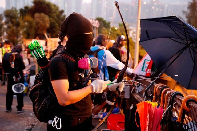 Protestatarii din Hong Kong au folosit săgeți și cocktailuri Molotov în confruntările cu polițiștii
