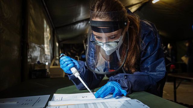 Laboratoř v Česku zaznamenala nakažlivější britskou mutaci koronaviru
