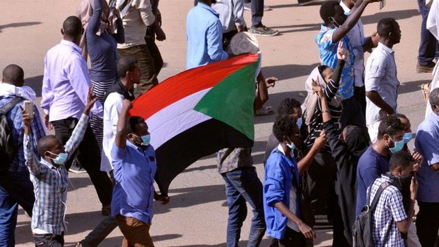 Președintele Sudanului, Omar al-Bashir, a fost forțat să demisioneze. Armata a preluat conducerea țării