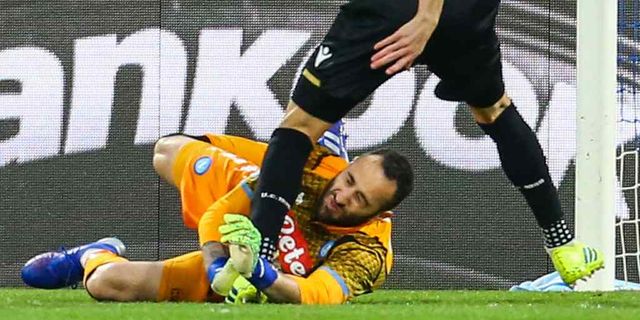 Napoli keeper David Ospina in hospital after collapsing in game