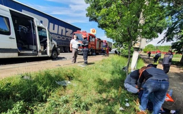 Accident grav în Galați. Șapte persoane au fost rănite în urma ciocnirii dintre un tir și un microbuz
