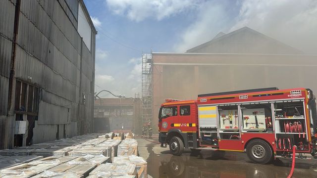 Incendiu la o hală pe bulevardul Basarabia
