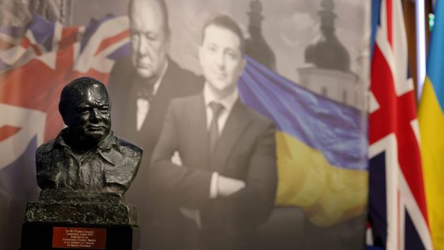 Premierul britanic Boris Johnson i-a conferit președintelui ucrainean Vladimir Zelenski premiul Churchill
