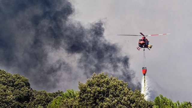 Evacuado un campamento con más de medio centenar de niños de Vallecas por el fuego de Navaluenga