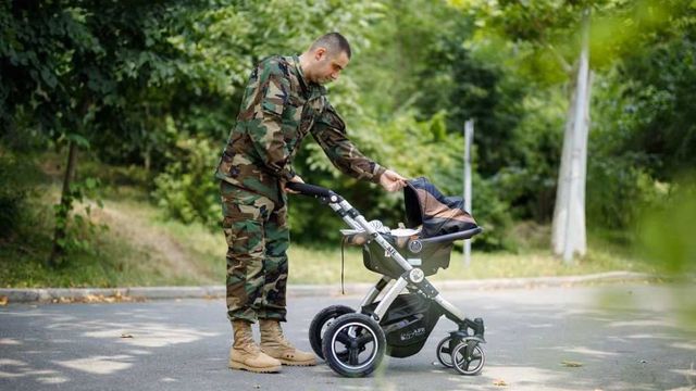 Militar moldovean prin contract, despre cum e să stai în concediu paternal