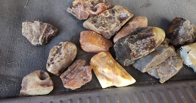 Patru kilograme de pietre de chihlimbar descoperite la frontieră