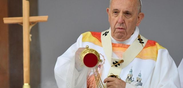 Veșmântul Papei, motiv de discordie