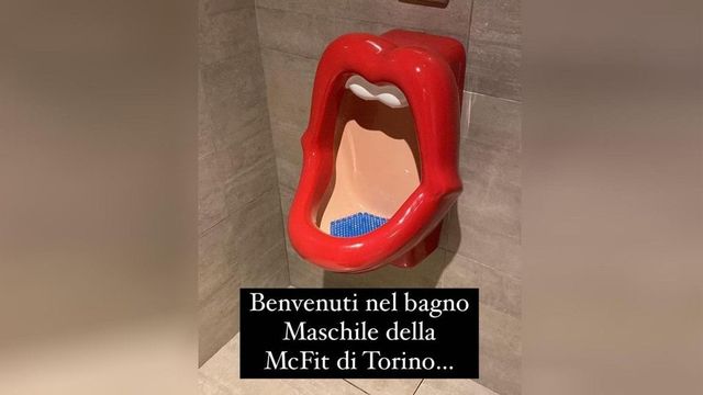 Orinatoi a forma di bocca di donna in palestra, bufera sulla McFit di Torino
