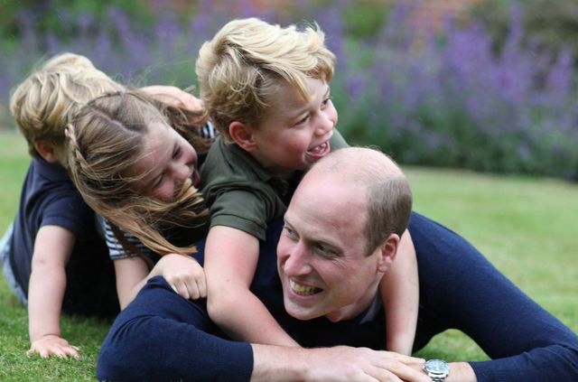 Il principe William compie 38 anni, foto coi figli scattate da mamma Kate