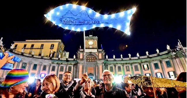 Sardine, flash mob a Napoli con pernacchia collettiva e a Firenze 40mila partecipanti
