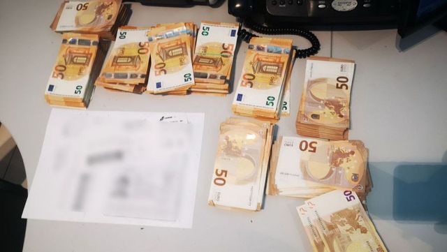 Un bărbat a încercat să iasă din Moldova cu 50 de mii de euro ascunși într-o valiză