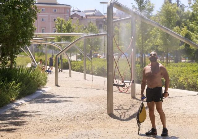 España entra en plena canícula con alertas por calor en 34 provincias y máximas de 42ºC