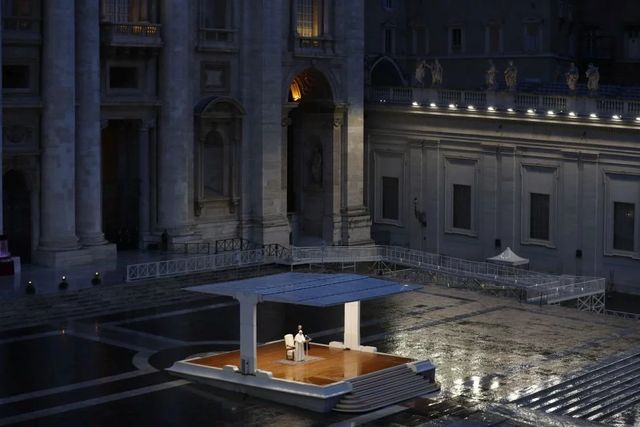 VIDEO Papa Francisc se roagă în solitudine pentru întreaga lumea