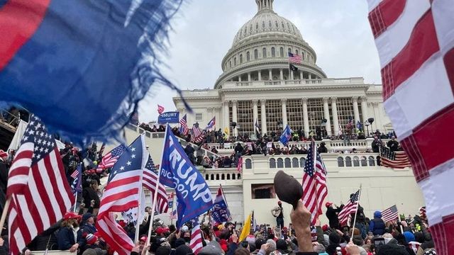 Сторонники Трампа вошли в здание конгресса, который утверждает победу Байдена