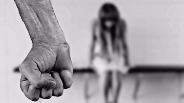 Parlamentul a adoptat legea „România fără violență”, care dublează pedepsele minime pentru agresori