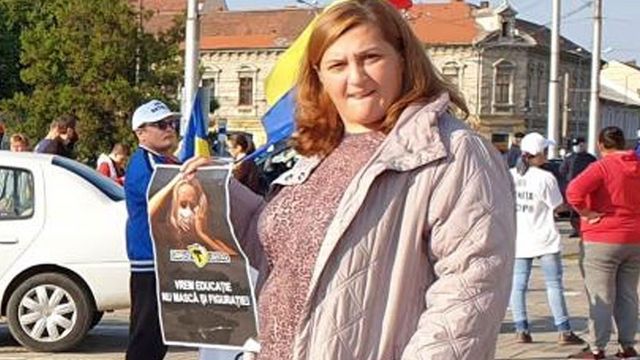Profesoară care predă la două școli din Oradea, cercetată penal pentru că nu poartă mască