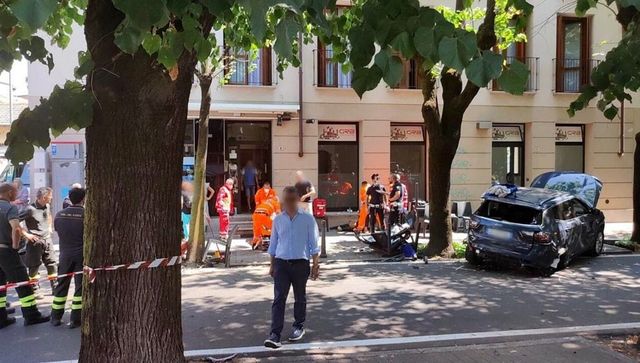 Incidente e paura a Giussano, auto finisce sui tavolini di un bar: sette feriti