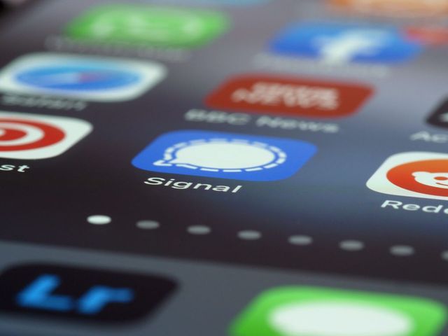 Aplicația de mesagerie Signal anunță că nu va introduce reclame, ca răspuns la WhatsApp