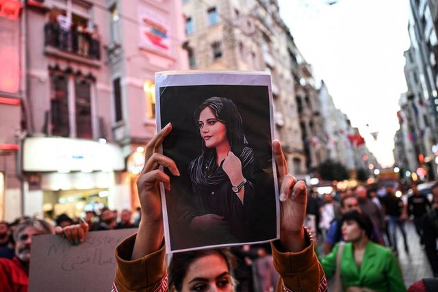 Raisi non va da Amanpour, giornalista pubbica sedia vuota