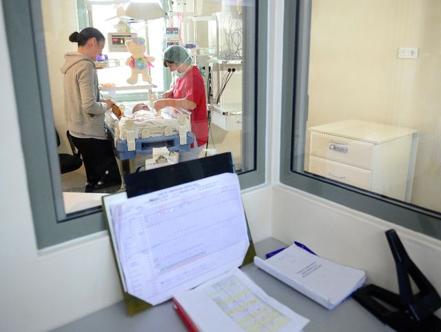 Zeci de bebeluși pot muri în spitalul de copii Marie Curie, din cauza lipsei de fonduri
