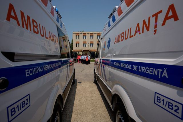 Trei adulți și un copil, blocați în liftul care a căzut de la etajul 2 la subsol, într-o clădire din Timișoara