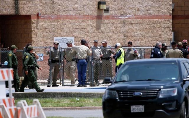 Более 20 человек погибли при стрельбе в школе в Техасе