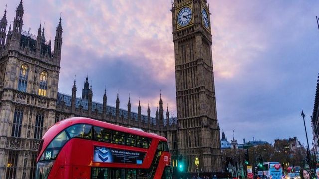 Marea Britanie introduce carantina la hotel pentru călătorii veniți din 33 de țări