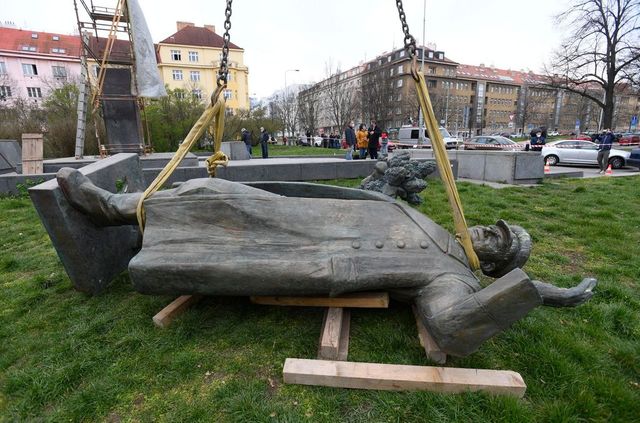 Ruský ministr obrany Šojgu chce nechat stíhat viníky odstranění Koněvovy sochy