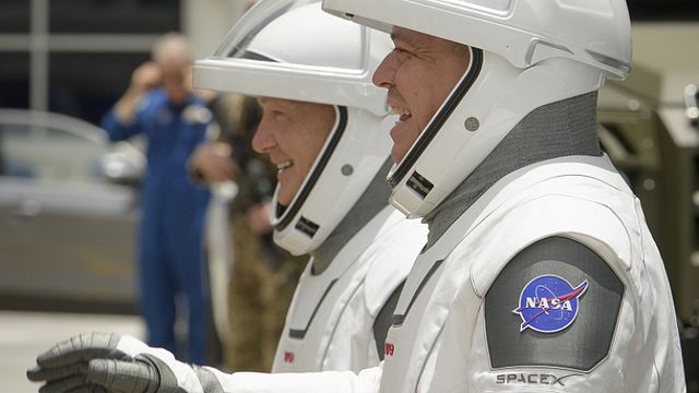 Двамата астронавти в капсулата на Space X й дадоха името Индевър