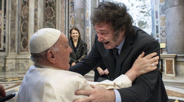 Vaticano, abbraccio tra Papa Francesco e presidente argentino Milei