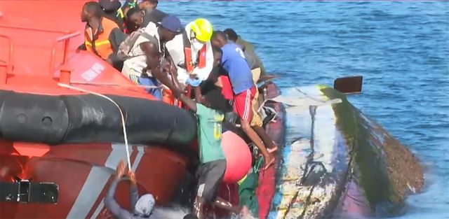 Vuelca un cayuco en El Hierro con decenas de personas a bordo