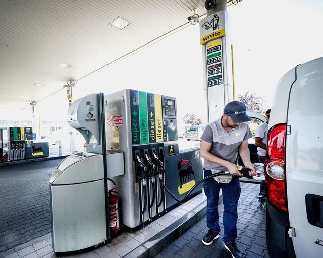 Benzina a 2,3 euro in autostrada, Garante in allerta