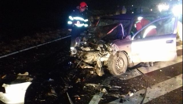 Accident foarte grav în Ialomița, două mașini distruse total după un impact frontal