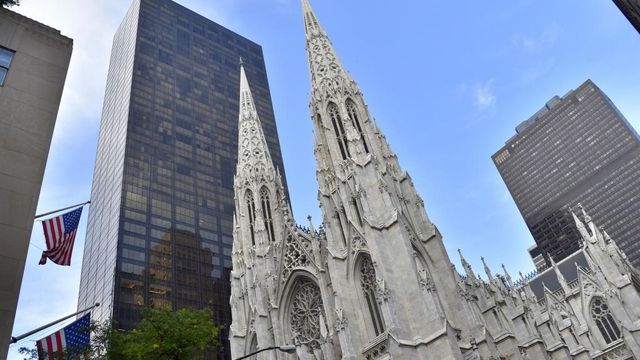 Un bărbat a fost arestat la New York, după ce a încercat să intre cu benzină în catedrala Sfântul Patrick
