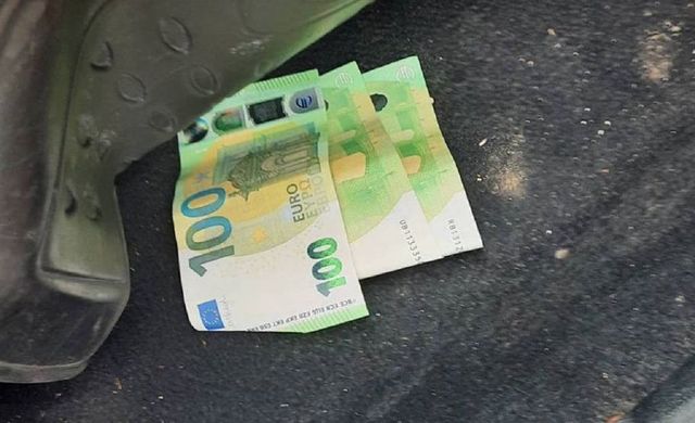 Un tânăr privat de dreptul de a conduce, stopat în trafic pentru viteză excesivă, a încercat să mituiască polițiștii cu 300 de euro