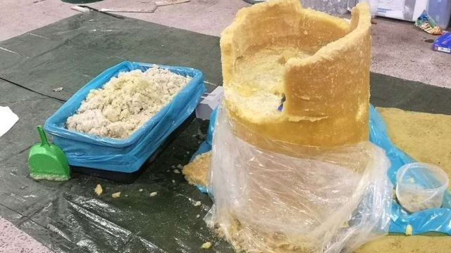 Trei tone de cocaină pură, găsită în butoaie cu ananas congelat