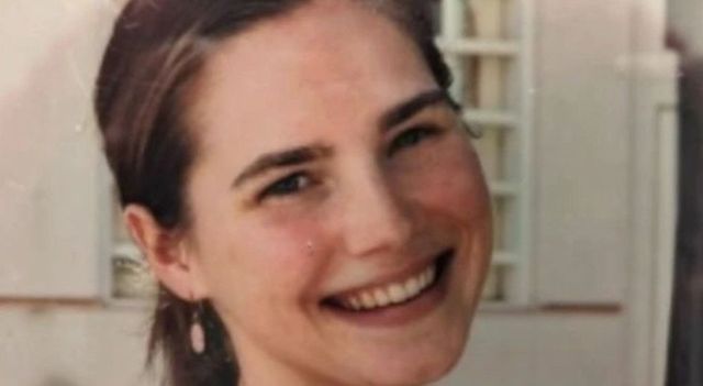 Amanda Knox posta una foto in carcere, sorriso e sbarre sullo sfondo, è polemica social