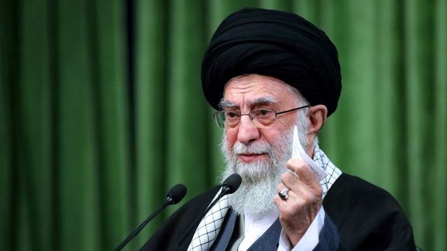 Хаменеи: если США снимут санкции, Иран может вернуться к ядерной сделке