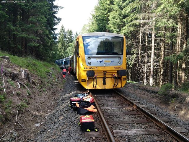 Na Karlovarsku se srazily dva osobní vlaky, hlášeni jsou mrtví i desítky zraněných